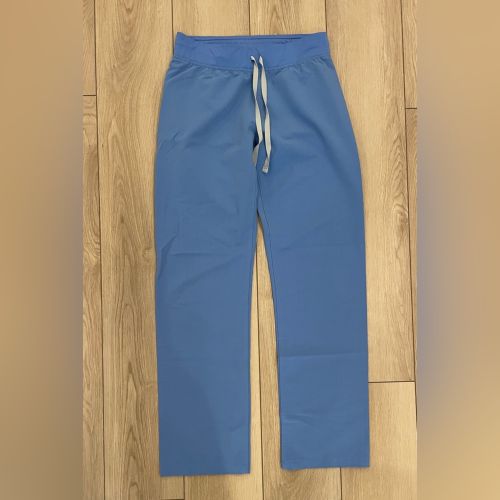 Figs scrub pants. No pockets.